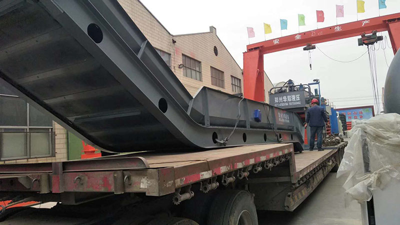 遼寧阜新200噸關門式打包機裝車發(fā)貨